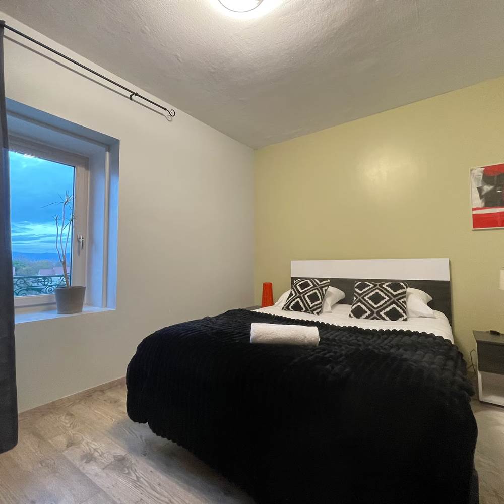  2ème étage : chambre 4, lit double