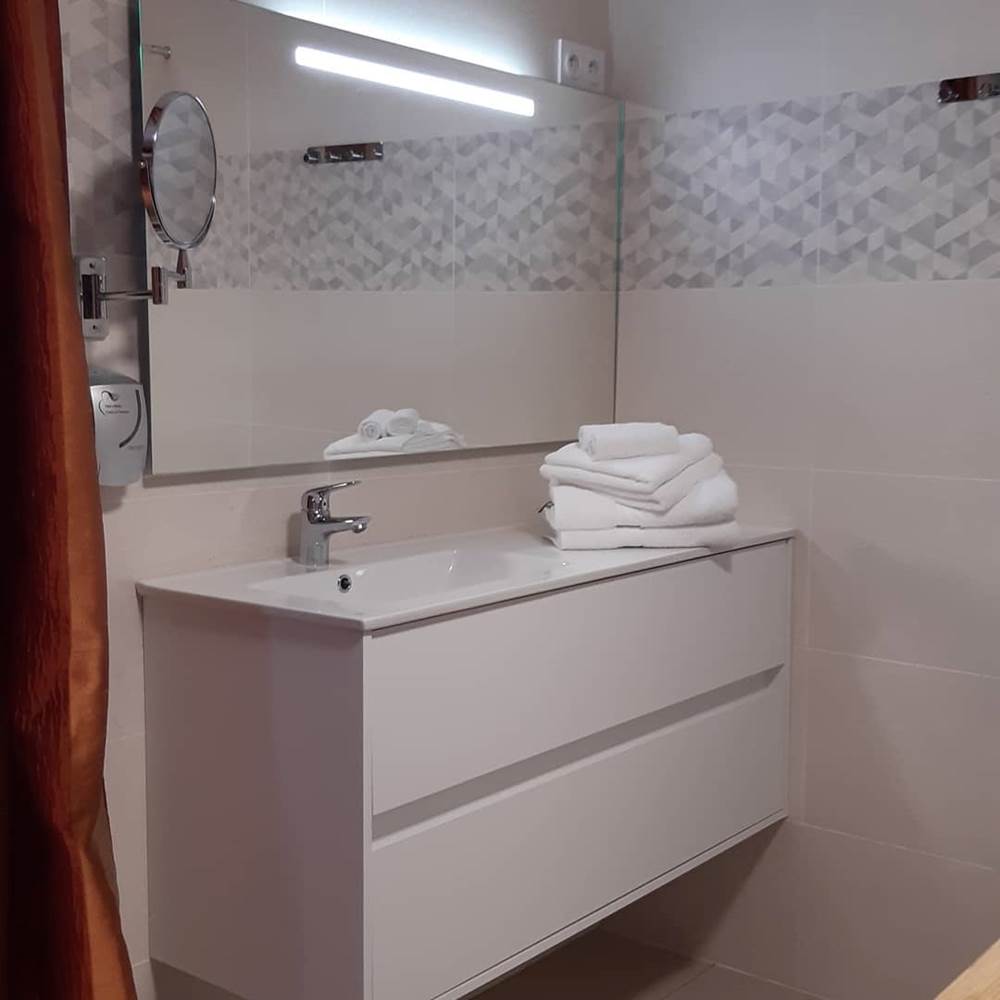 chambre l'R de Rien, espace sanitaire - lavabo avec meuble lavabo, rénovation juin 2021