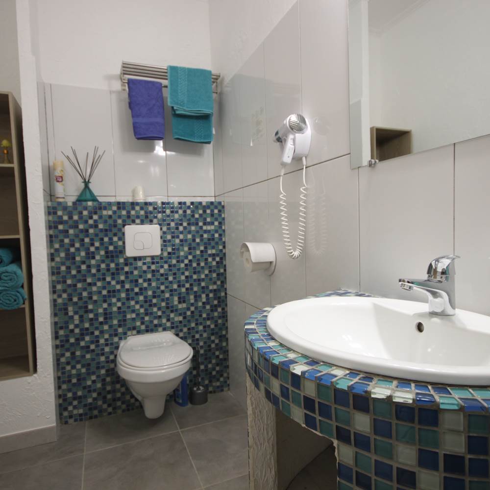 Salle-d-eau-T2-Agriates-Appart-Bleu-Azur-Corse-presta