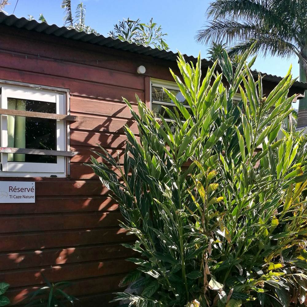 parking-des-hebergements-de-cazadodo-juste-devant-nos-chalets-974.jpg-gallery