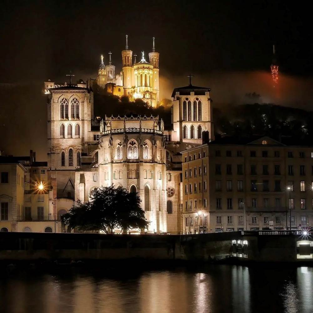 Le gîte "La Petite Maison" pour 6 personnes, proche de Lyon, les quartiers du Vieux-Lyon, la colline de Fourvière, les pentes de la Croix-Rousse et la Presqu'île, quartiers inscrits au Patrimoine Mondial de l'UNESCO-gallery