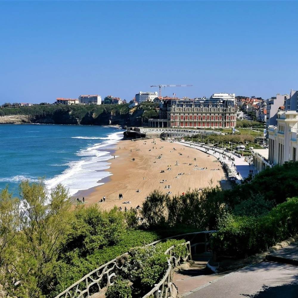 Le Victoria Surf entre Palais et Casino ©ocean7-presta