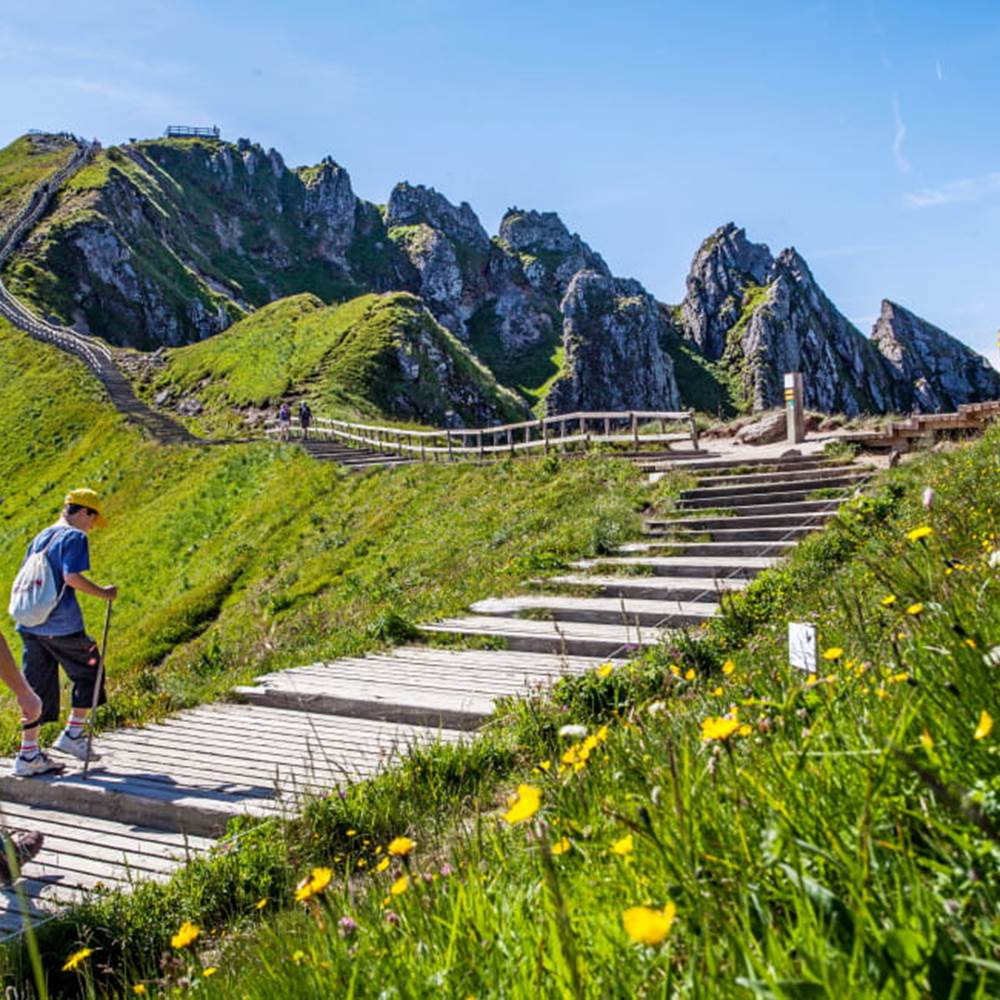 Randonnée facile depuis le Mont-Dore, parfaite pour familles et amoureux de la nature.-gallery