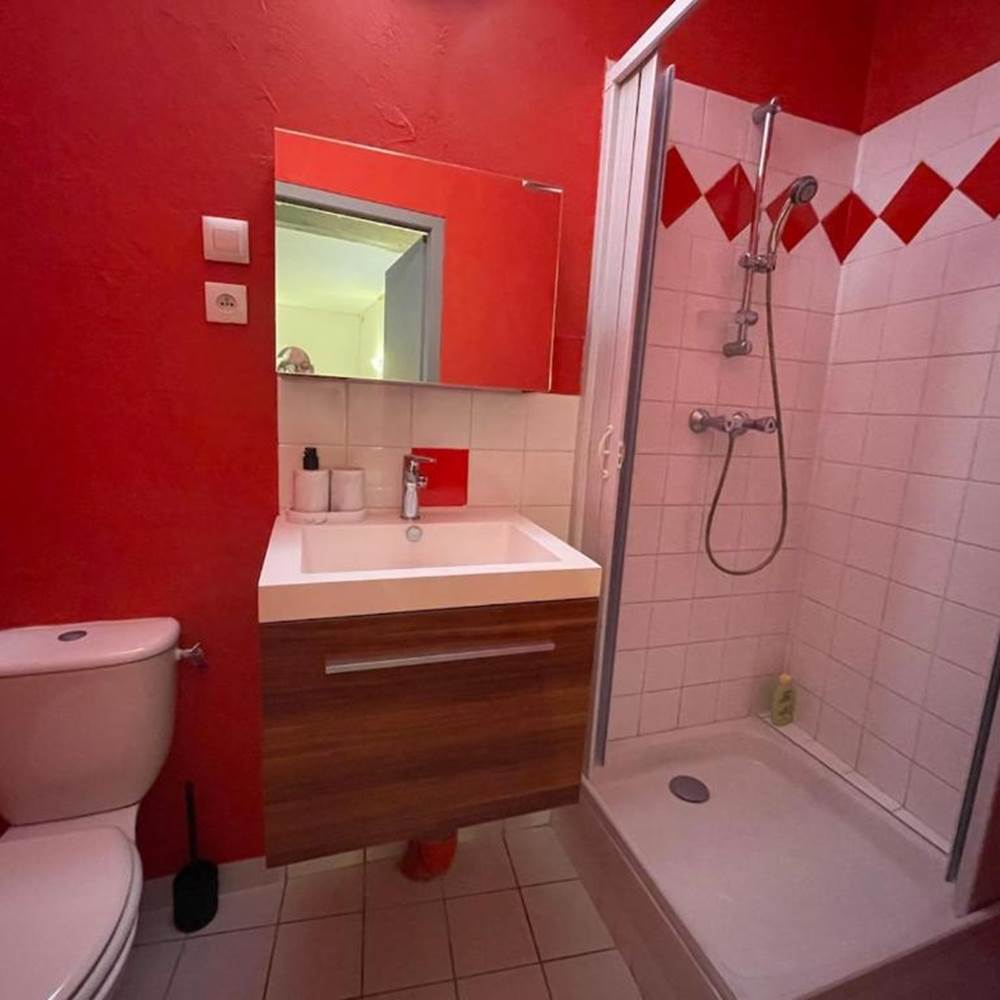 Studio l'Atelier, salle de bain rouge