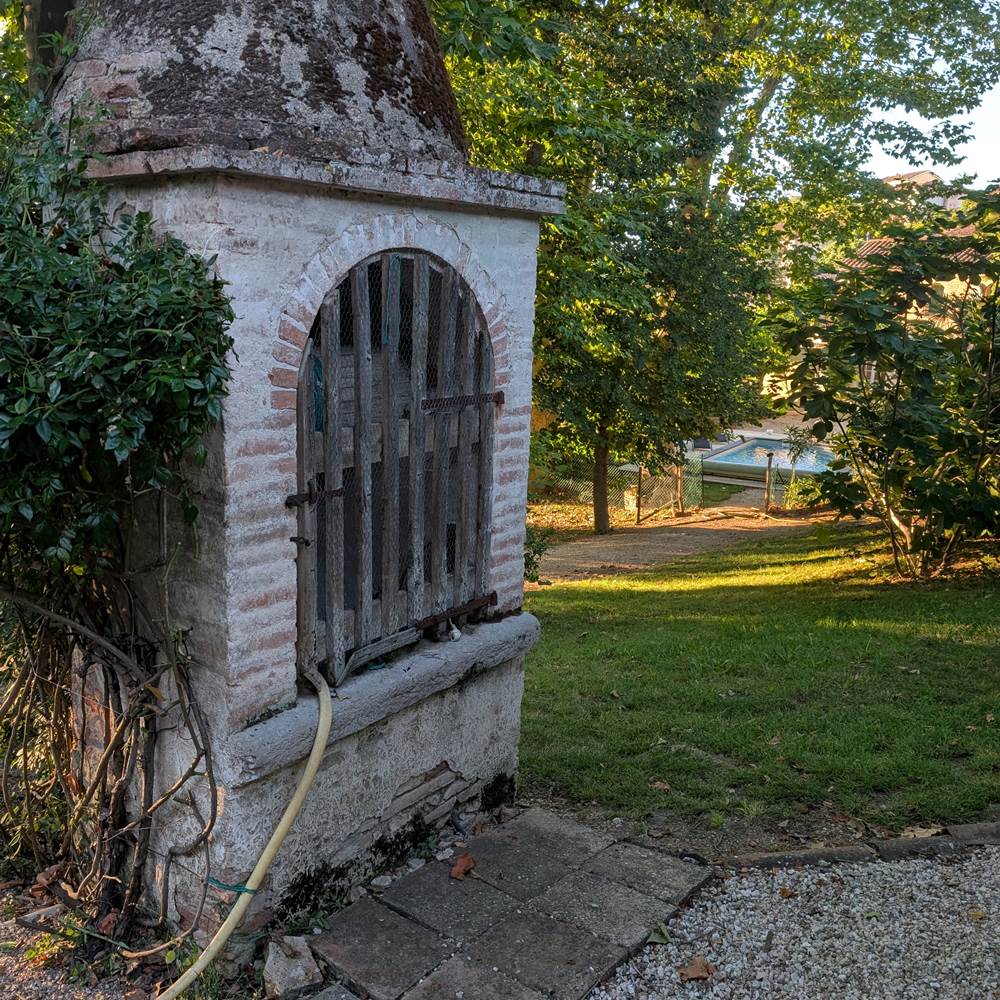 L'allée du puis qui mène à la piscine-presta