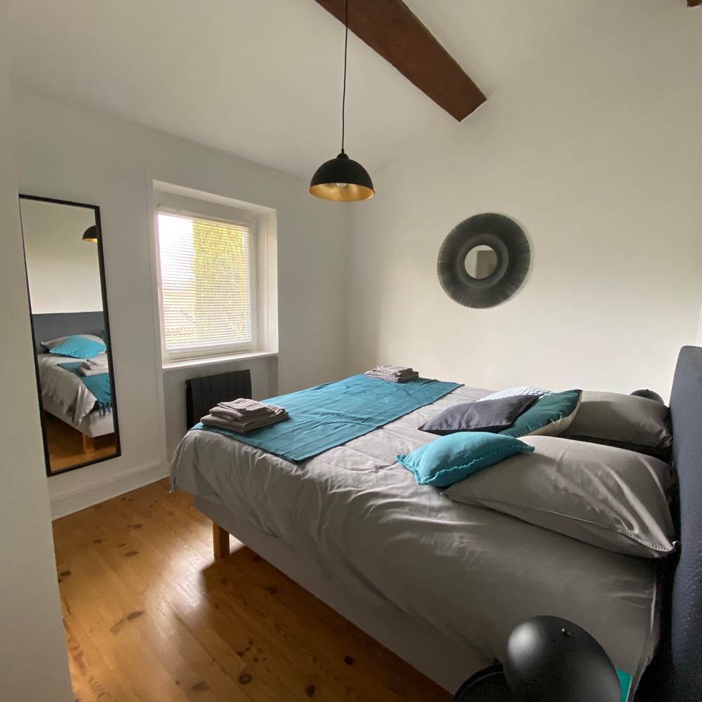 La maison de vacances idéale pour 6 personnes proche de Lyon (ici la chambre "Canard" avec lit king size 180, dressing et vue sur jardin)-gallery