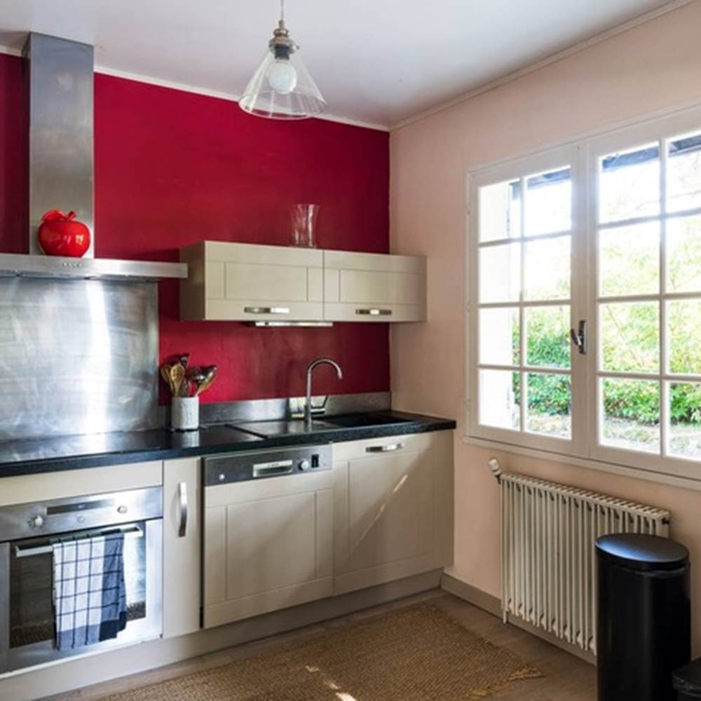 cuisine-rouge-moderne-villa-cap-ferret-gite-famille-vacances.jpg-gallery