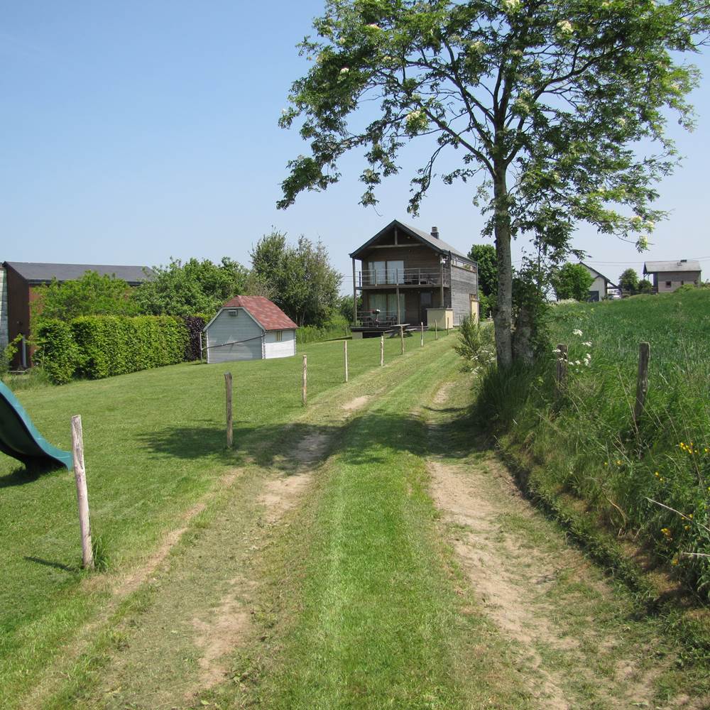 maison vue arrière de loin du jardin et jardin d'enfants-presta