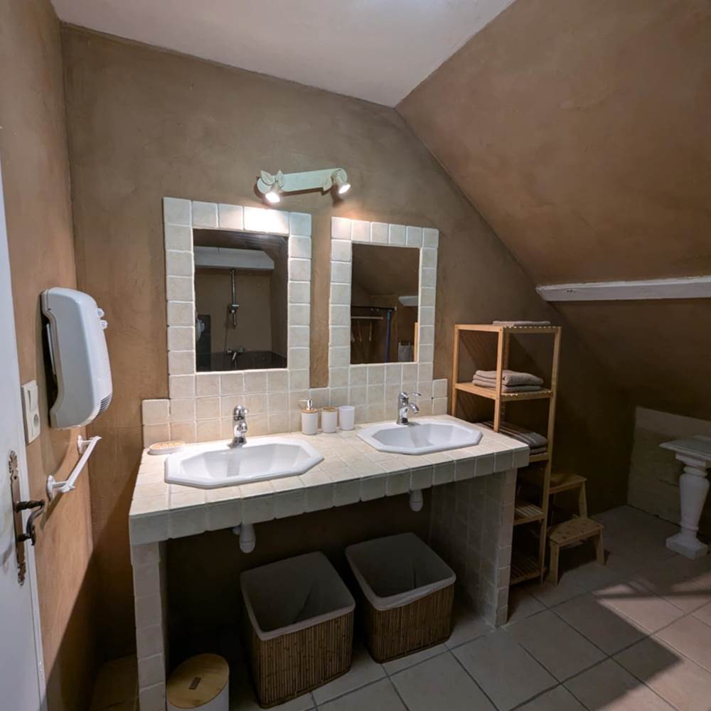 salle-bain-saisonnee-gite-panoramique-double-vasques-famille-centres-aveyron.jpg-presta