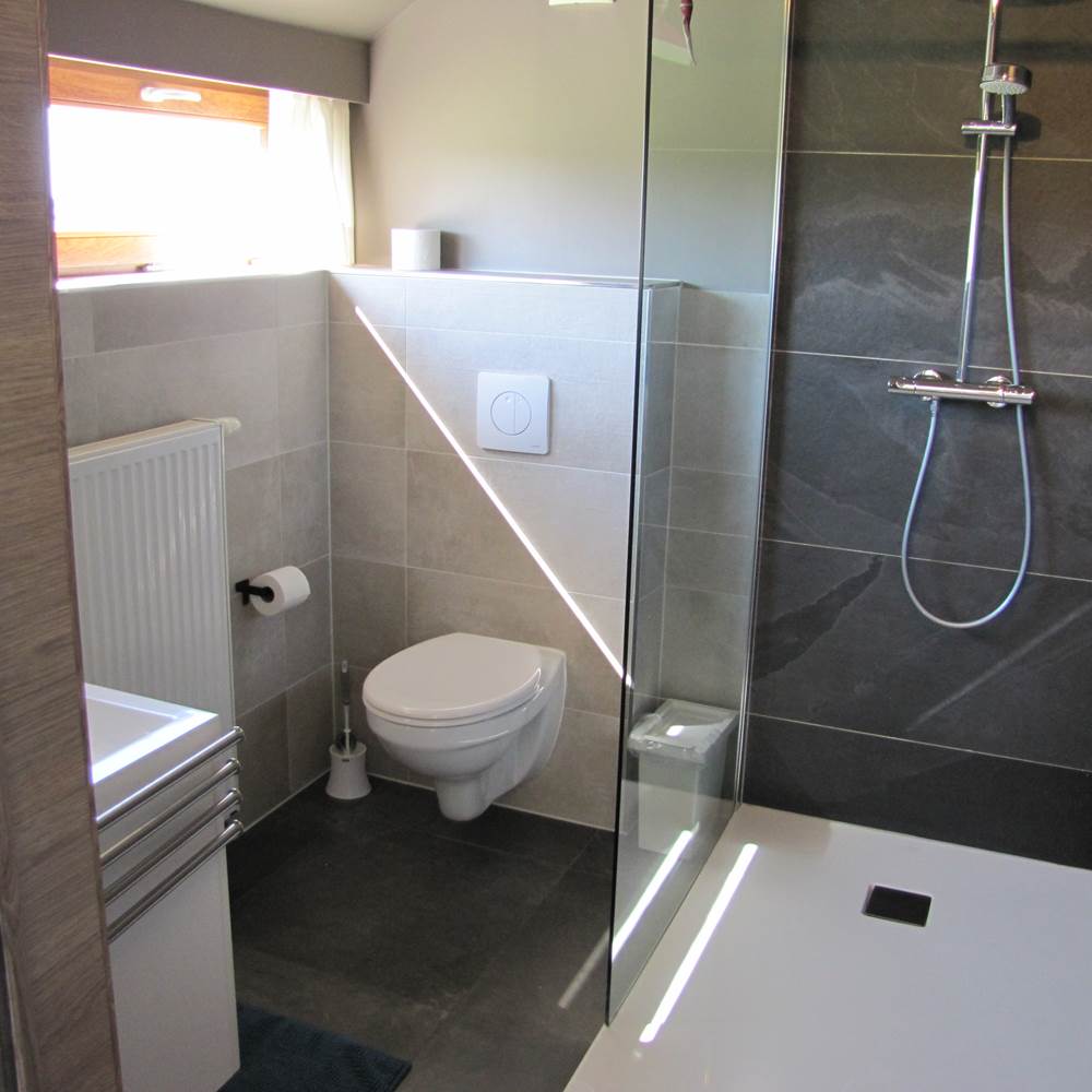 Salle de bain avec douche, lavabo et WC-presta