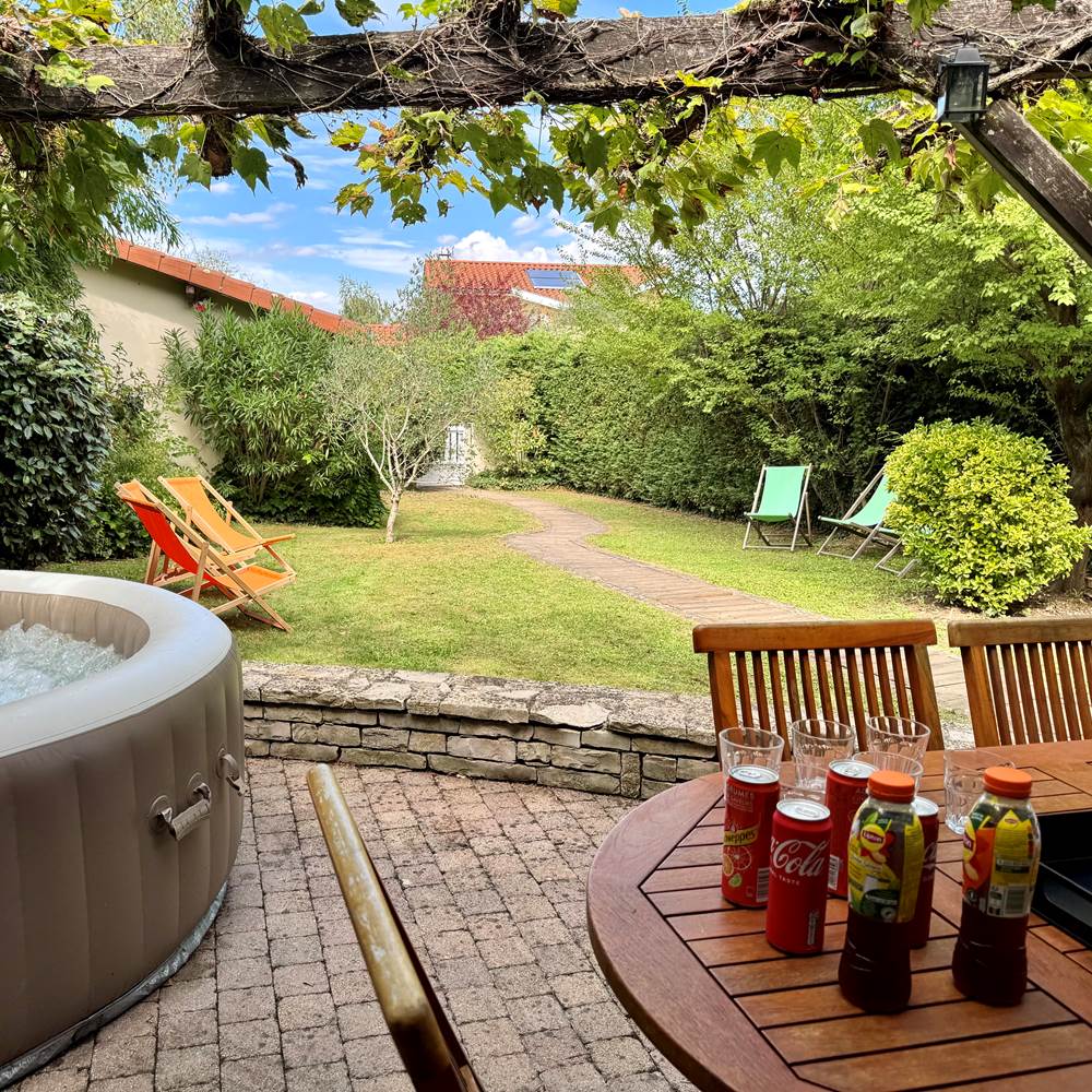 Avec notre maison de vacances, profitez du jacuzzi (avril à octobre) et du jardin !-gallery