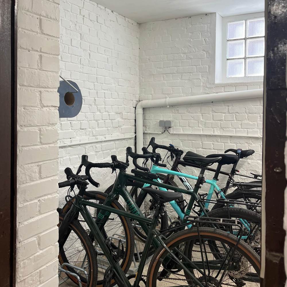 le garage à vélo au rez, avec jet d'eau, gonfleur, rack, compresseur,....