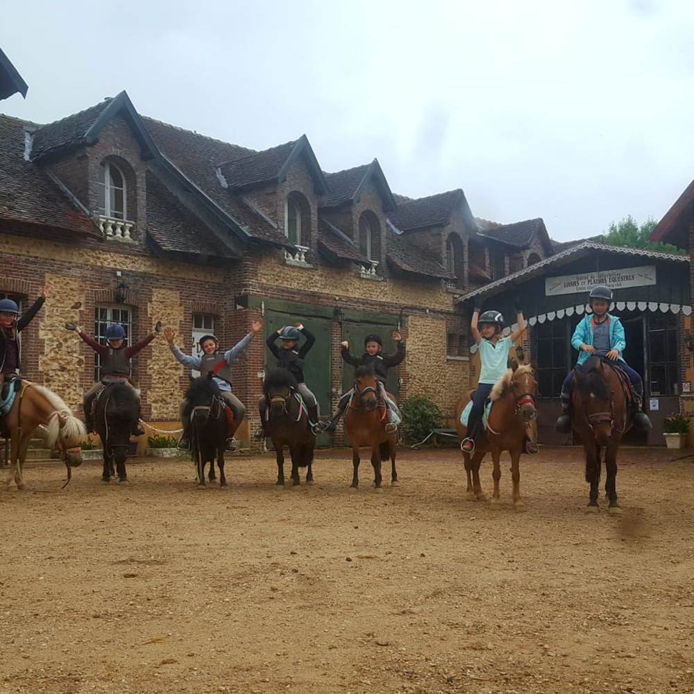 A CHEVAL DEVANT ECURIE-presta