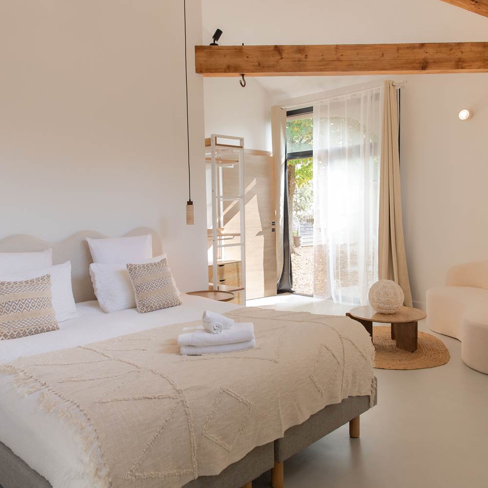 coeur-cristal-suite-romantique-la-remise-chambre-couple-sejour-detente-magalas-occitanie.jpg-presta