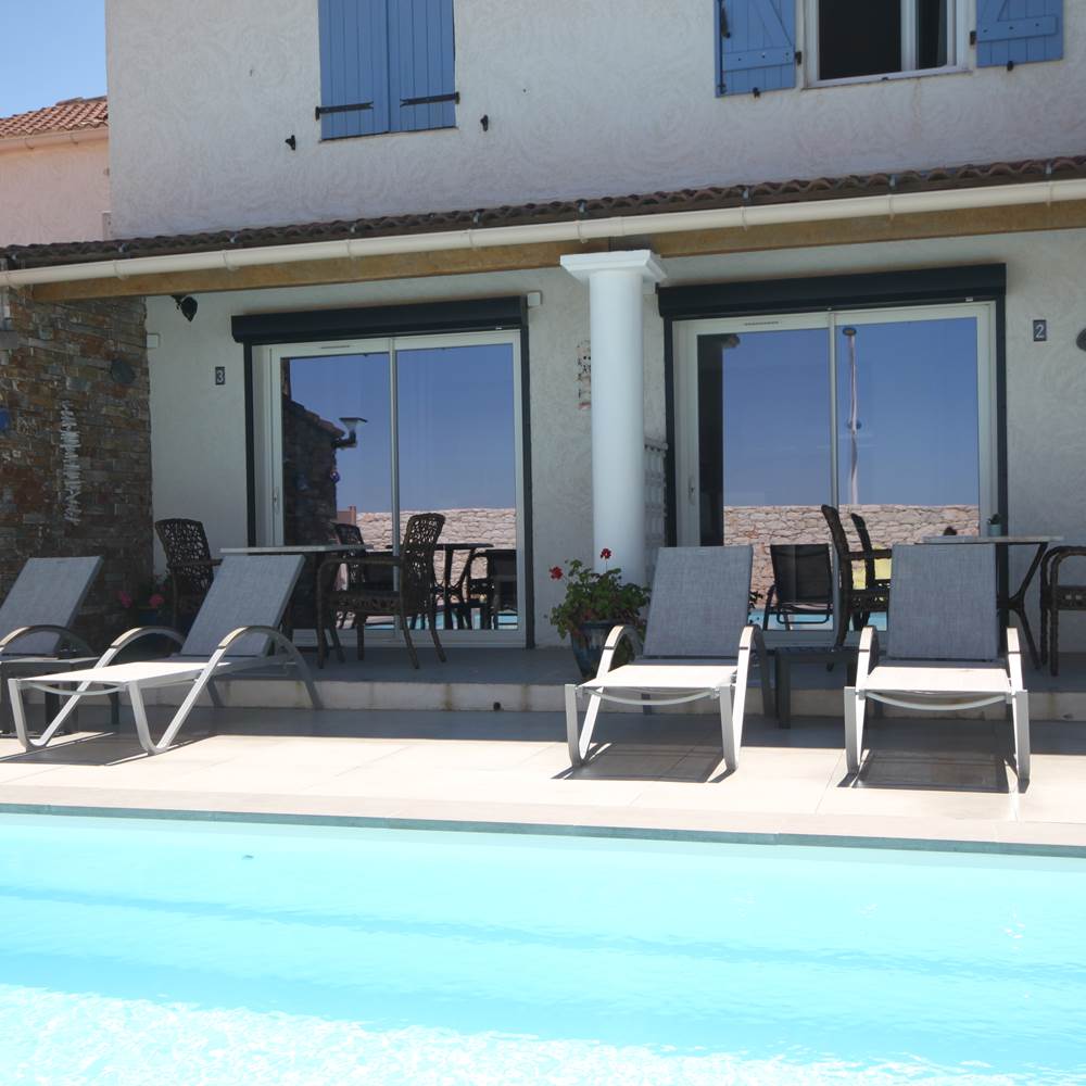 Piscine-et-terrasse-T2-Lotu-et-Saleccia-presta