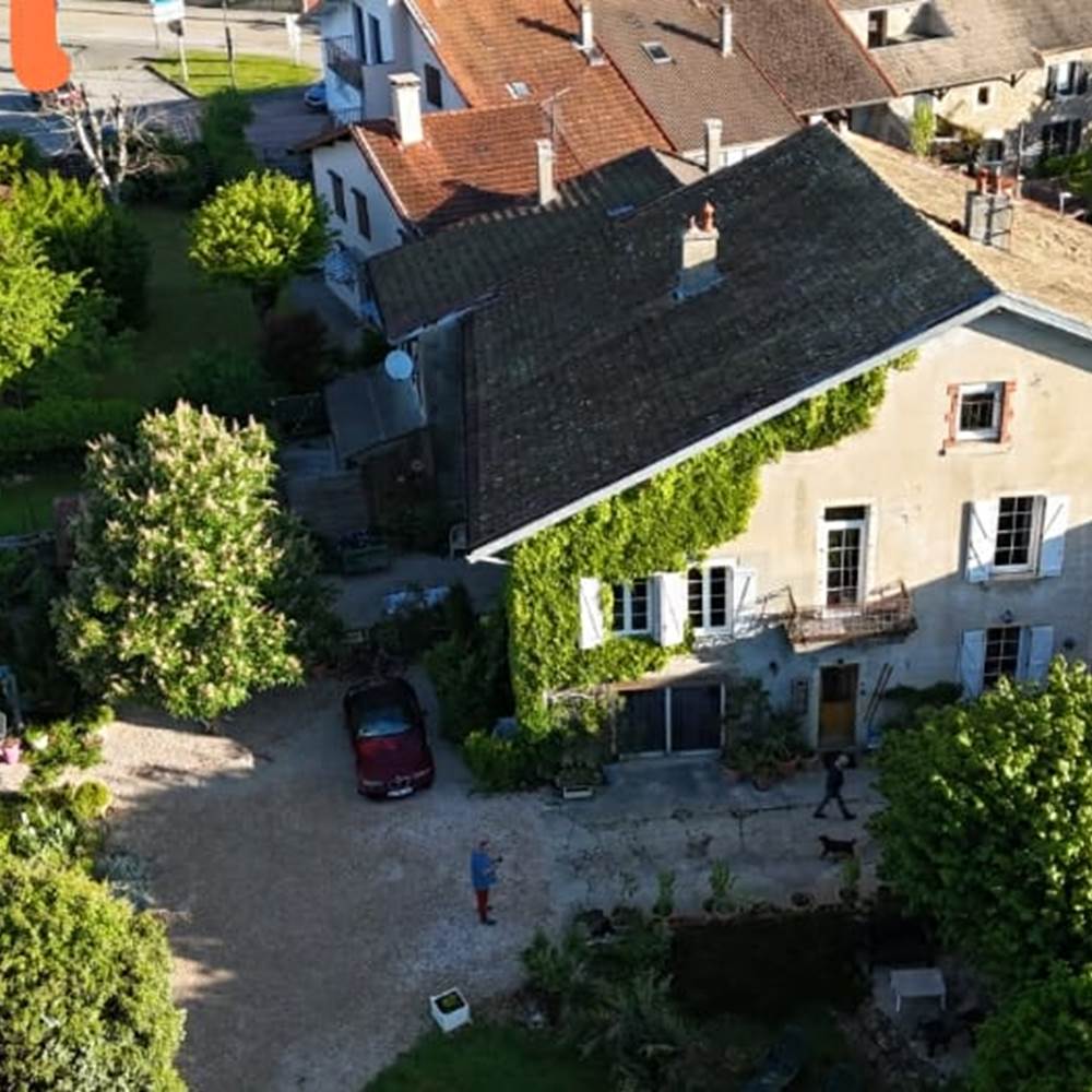 A la Grenouille du Jura, Chambres d'Hôtes au services hôtelier haut de gammes, au coeur de la Plastic- Vallée dans les Montagnes du Jura-gallery