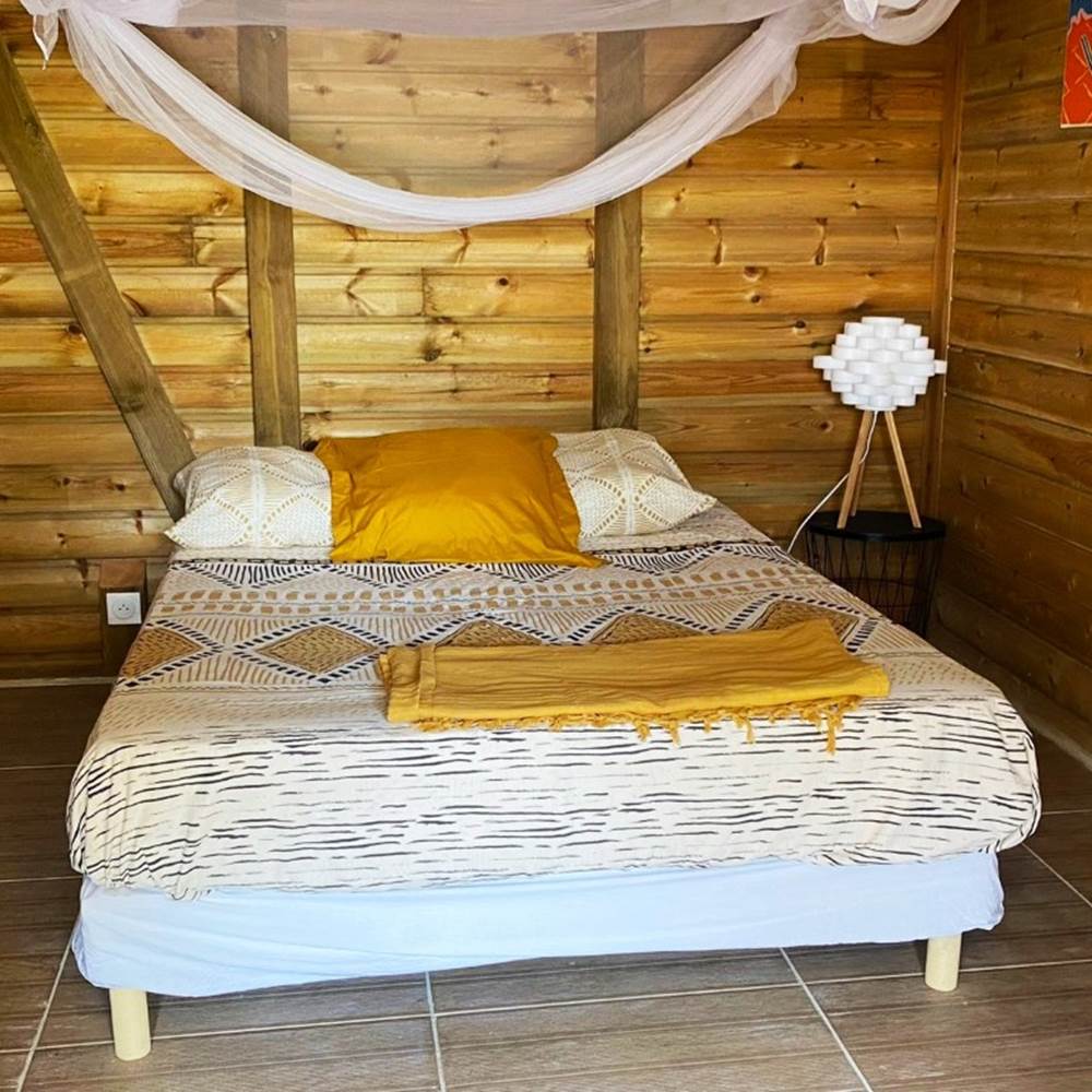 une chambre du bungalow de mounkapoussé, lit king size.-presta