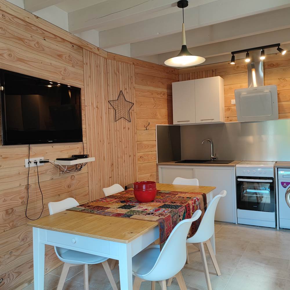 Salle à manger, salon et cuisine du gîte la Galineta-presta