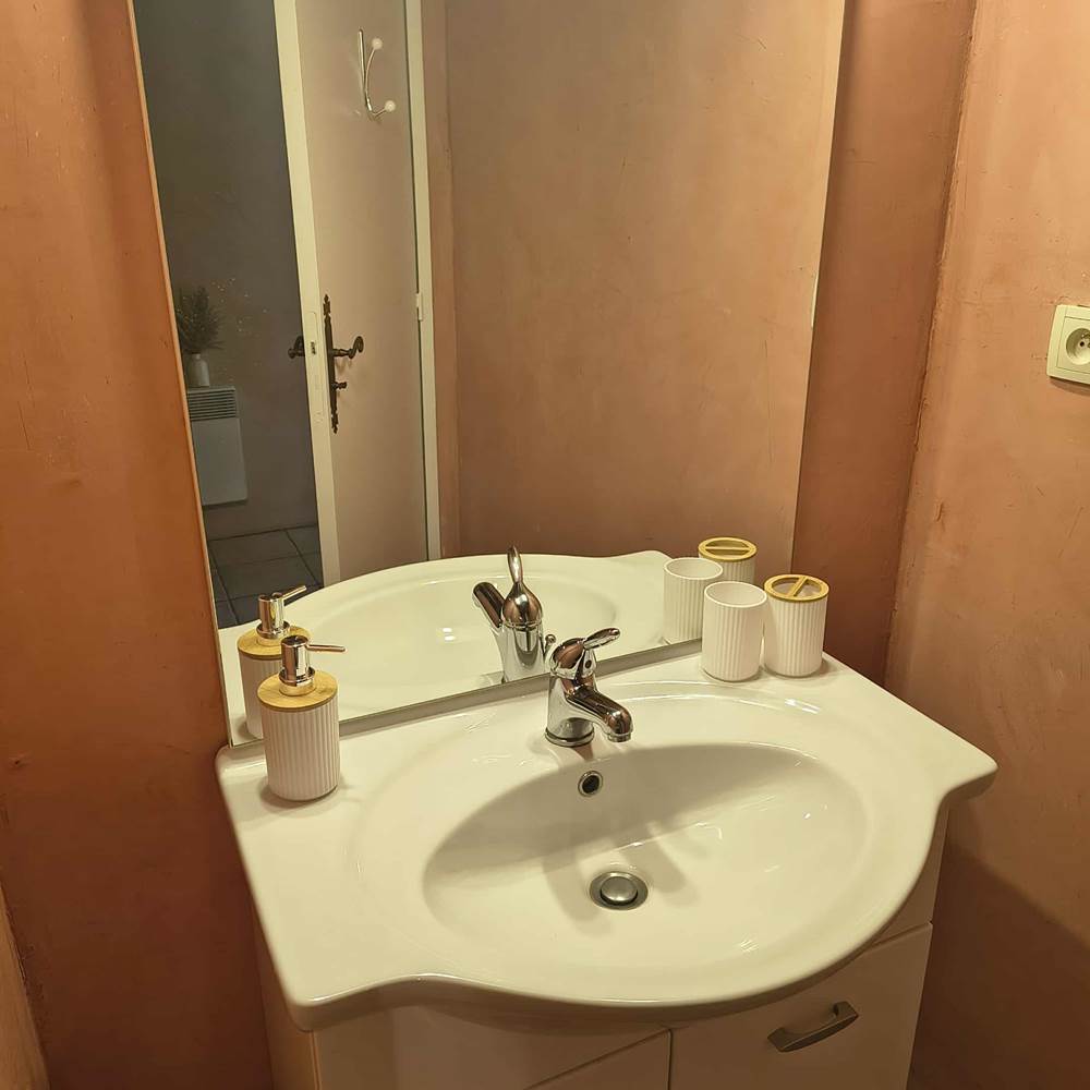 lavabo-salle-de-bain-chambre-verdoyante-saisonnee-centres-aveyron-presta