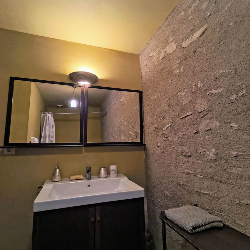 chambre-solaire-salle-de-bain-lavabo-mur-pierre-centres-aveyron-presta