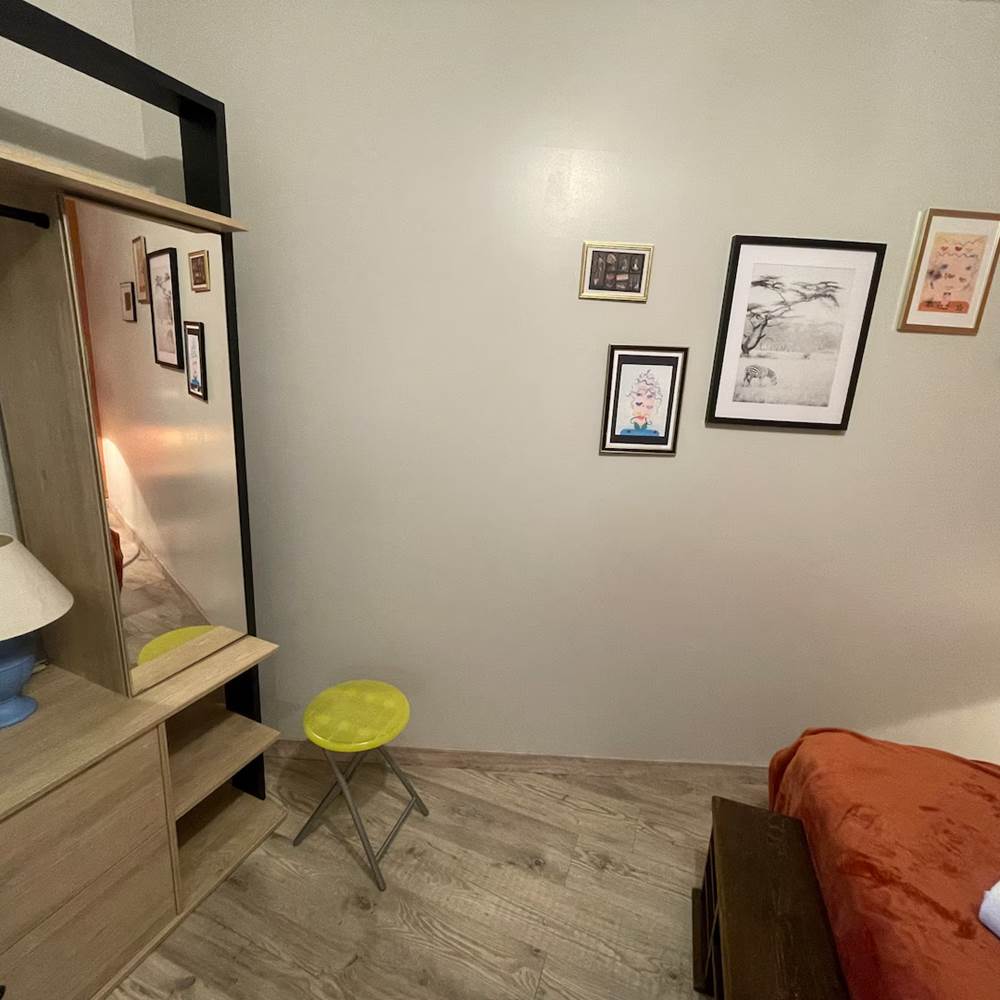 2ème étage : chambre 5, tableaux et penderie