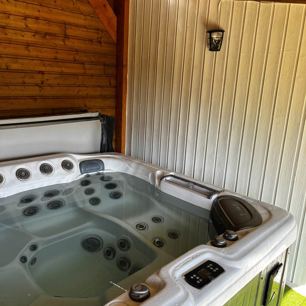 Spa en extérieur du gîte Pinson-presta