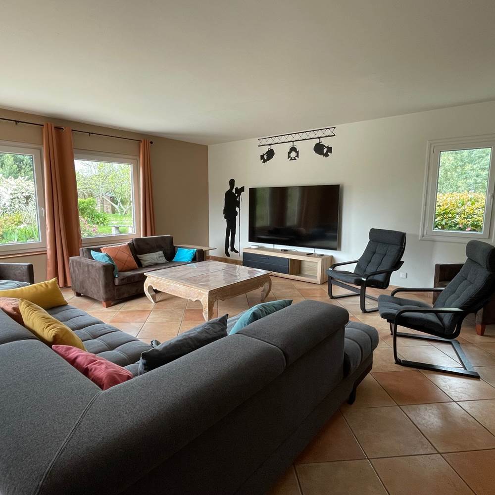 Salon lumineux avec fauteuils confortables-gallery