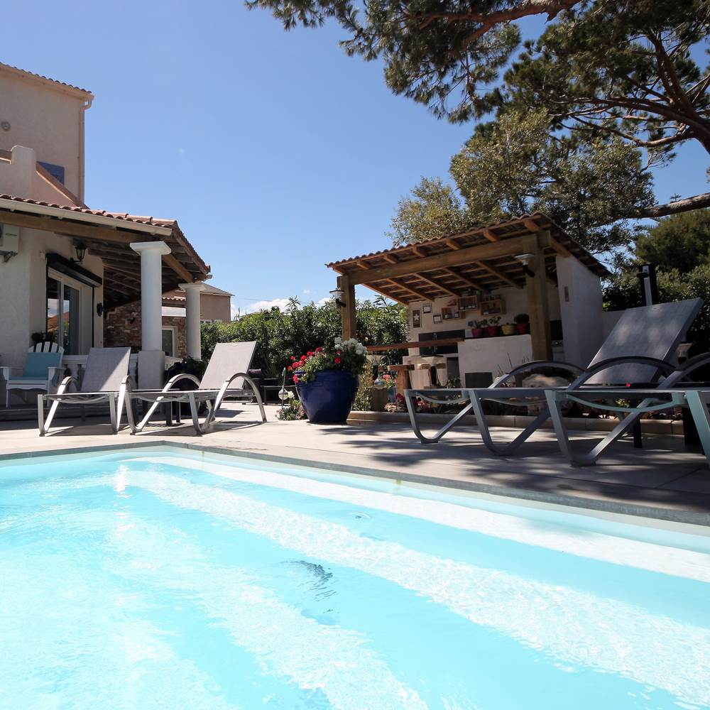 Autre vue de la piscine à la Residence Appart Bleu Azur  Saint Florent en Corse-presta