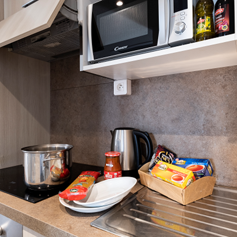 Cuisine équipée avec frigo et congélateur, plaque vitro céramique, four, lave-vaisselle et micro-onde-presta