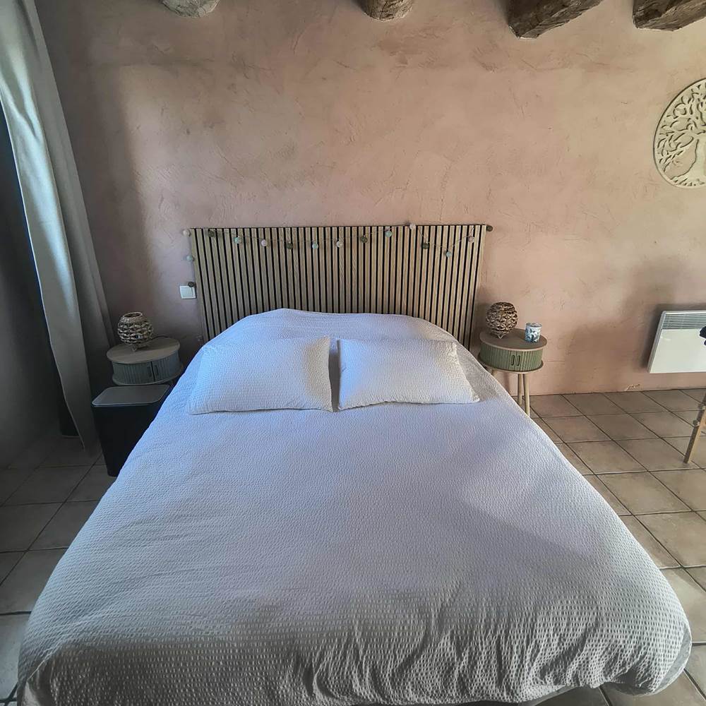 lit-double-chambre-verdoyante-decoration-bois-saisonnee-aveyron-presta