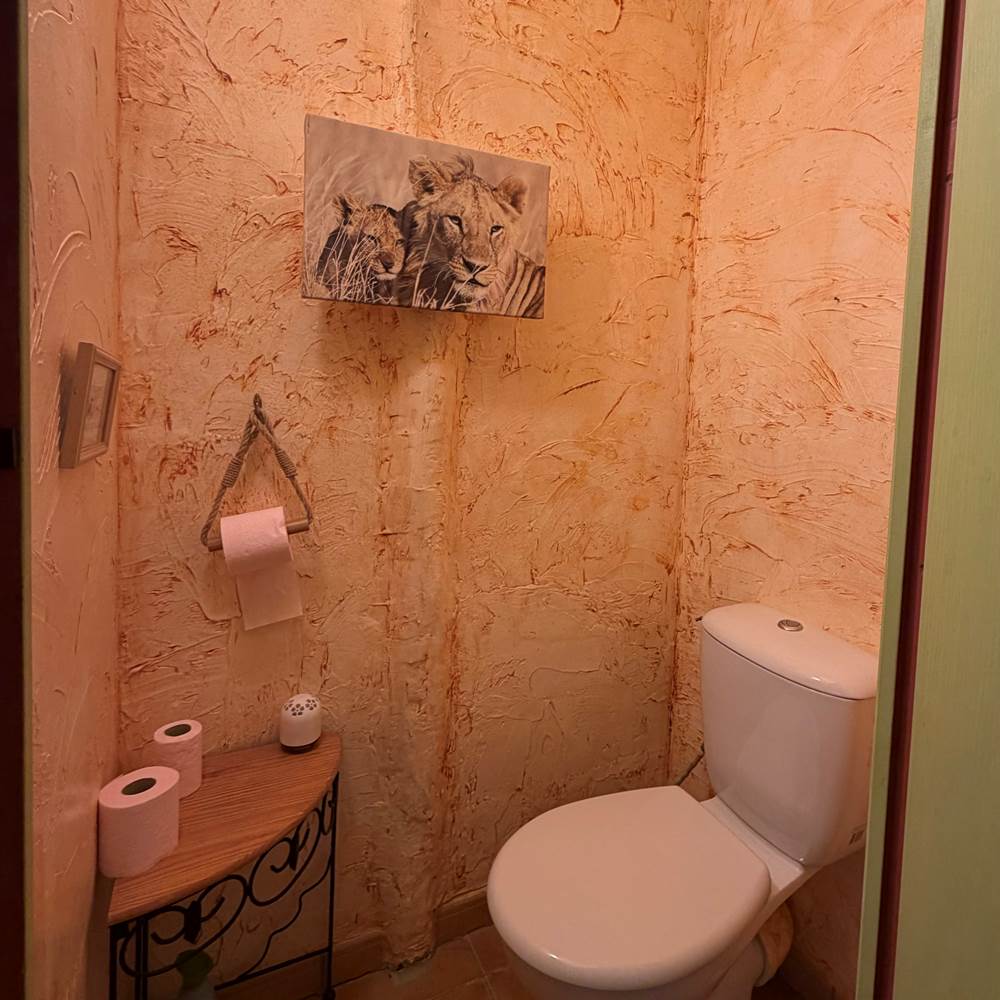 WC séparés à la sortie du salon