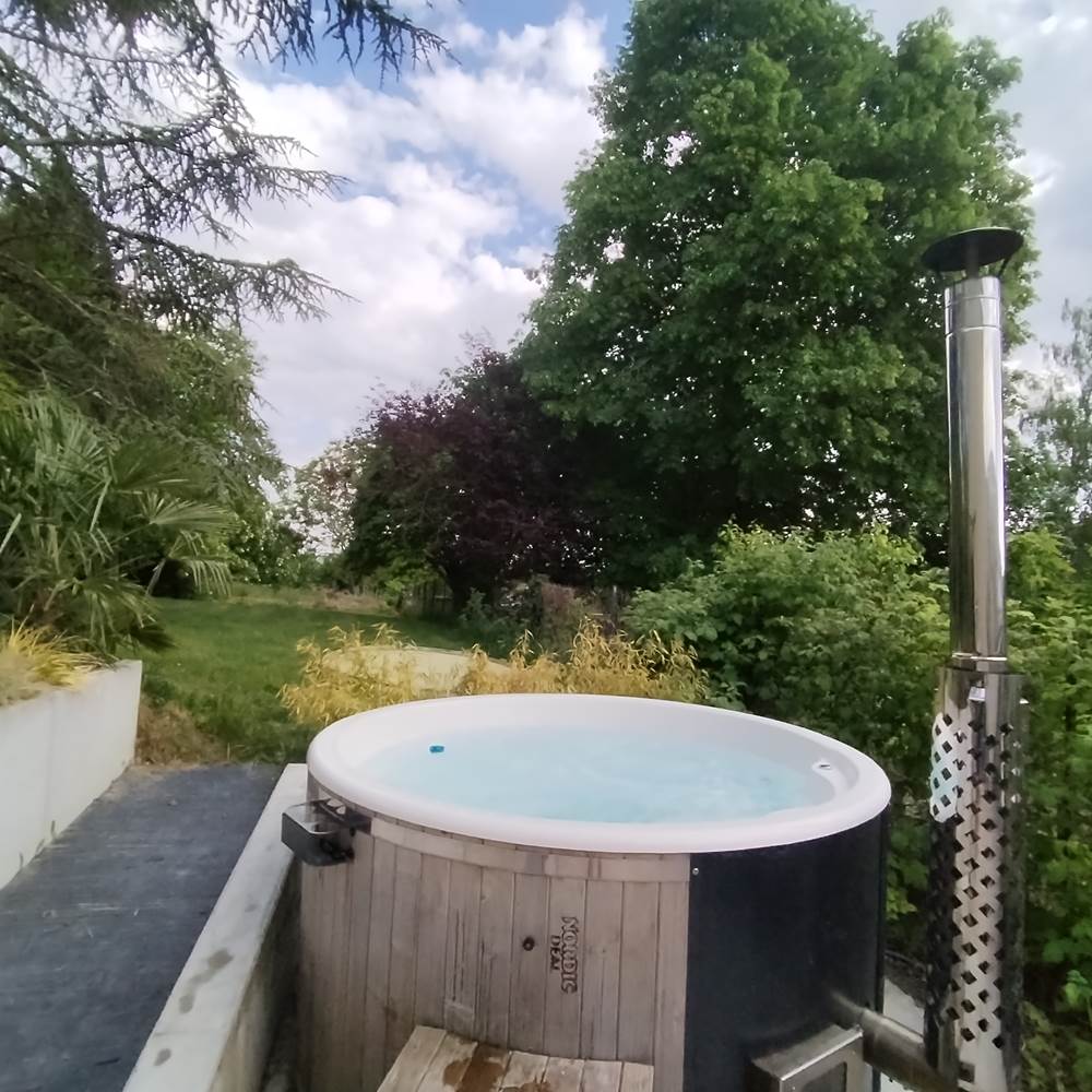 NOTRE BAIN NORDIQUE AVEC HYDROMASSAGE DANS LE JARDIN-presta