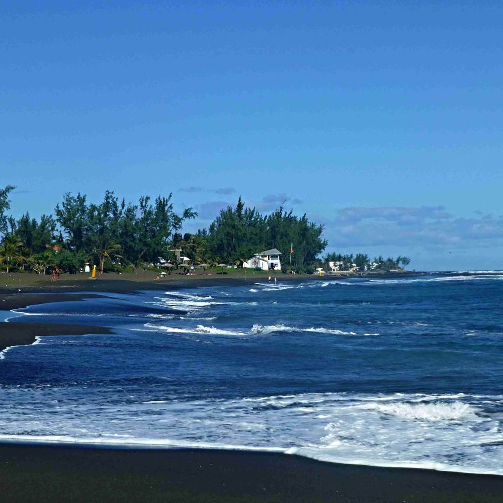 la-plage-de-sable-noir-pres-de-cazadodo-etang-sale-974.jpg-gallery