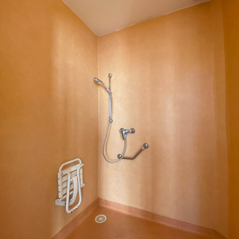 Chambre 3pers 12 Maison du Randonneur AuxR_M_la_rando douche