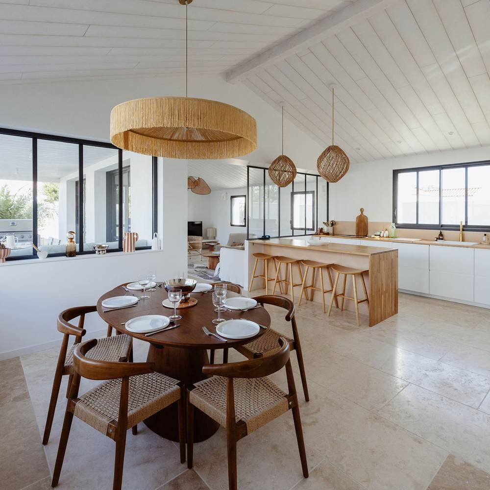 Villa Bleu Baya cuisine toute équipée table à manger pour 10 pax