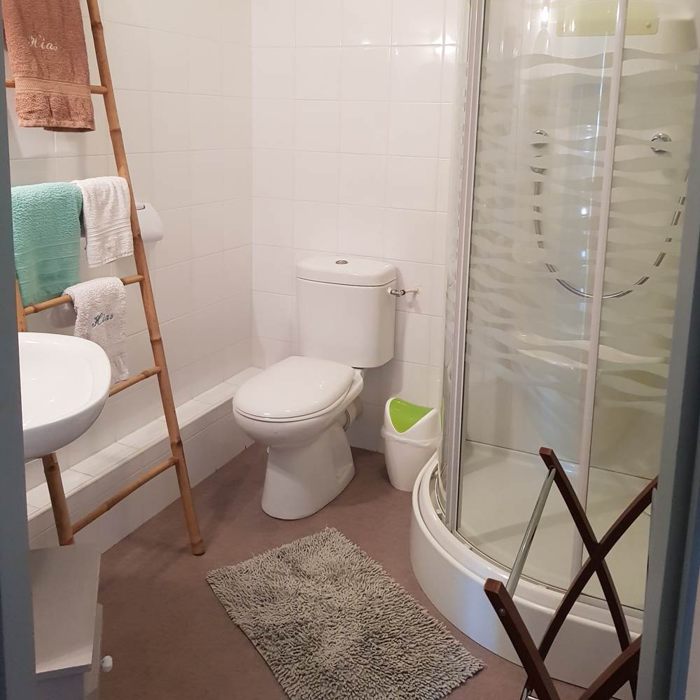 Salle d'eau et WC : chambre avec lit en 140-presta