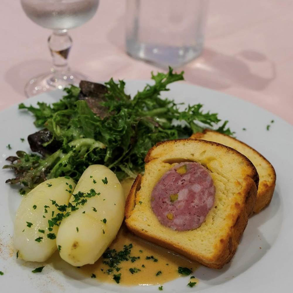 Avec notre gîte "La Petite Maison" (6 personnes) proche de Lyon, capitale française de la Gastronomie et ses 2000 restaurants !-gallery