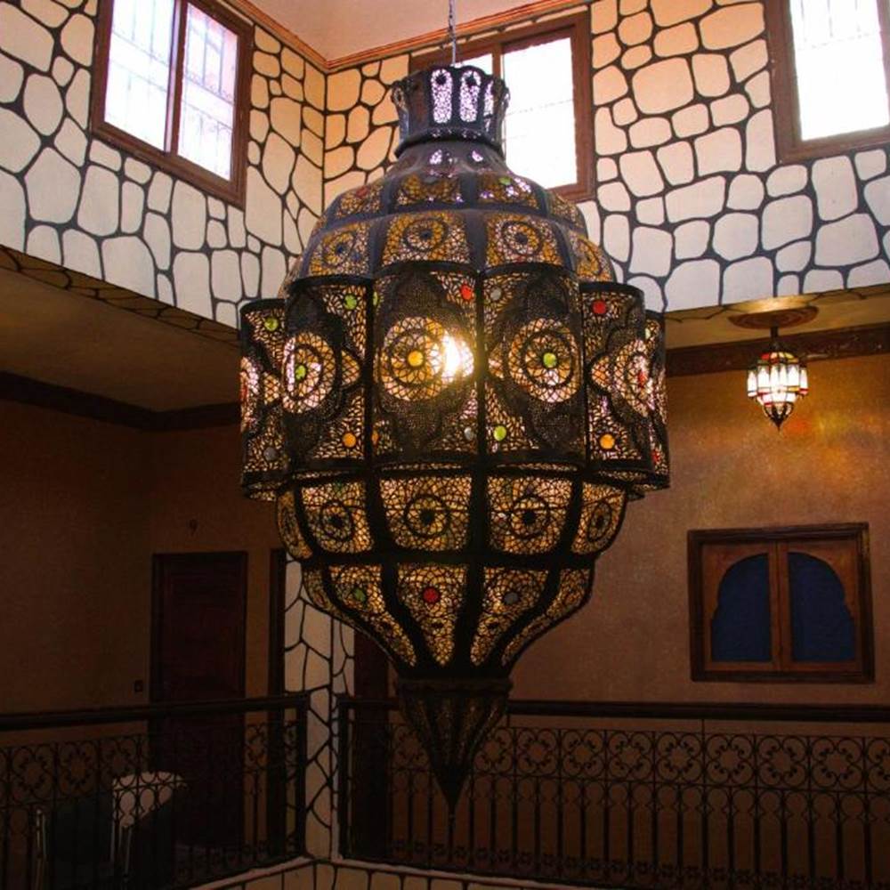 RIAD-AIT-BENHADDOU-Ouarzazate-réception-salle-d'accueil-suspension-ambiance-marocaine-presta