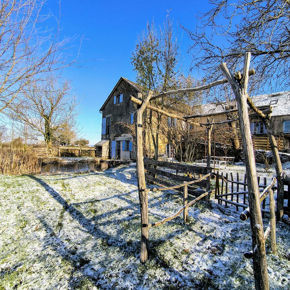 jardin-neige-maison-pierre-hiver-saisonnee-centres-aveyron.jpg-presta