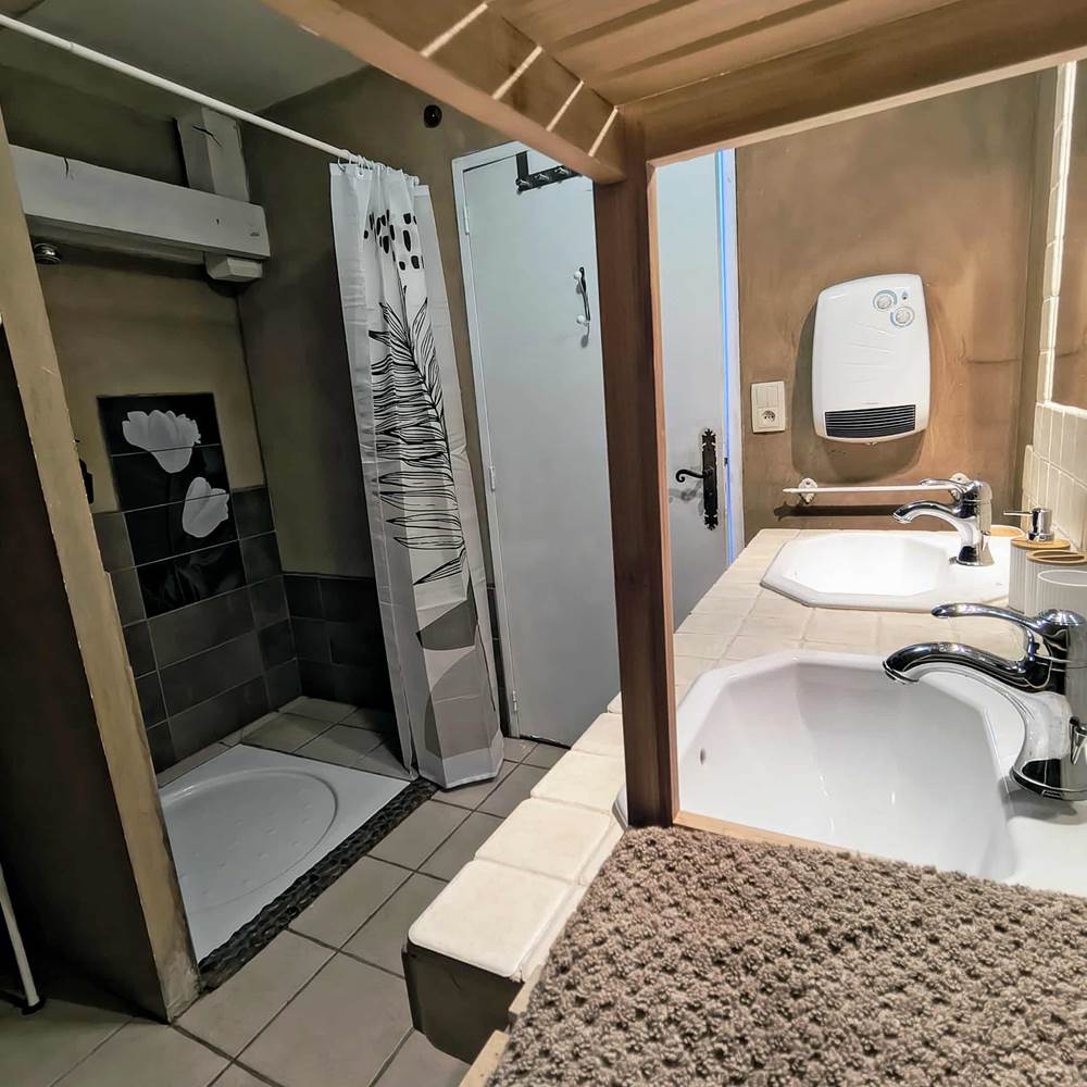 gite-panoramique-salle-de-bain-douche-double-vasque-centres-aveyron-presta
