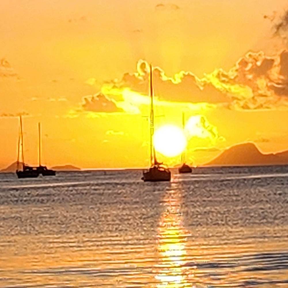 Couché de soleil sur Saint-Louis à 1.5 Km, vue sur les Saintes-presta