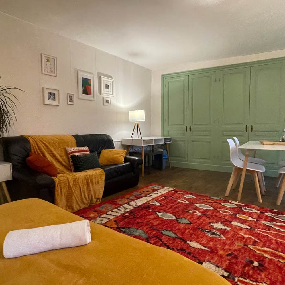 2ème étage : chambre 6 : grande chambre, placards