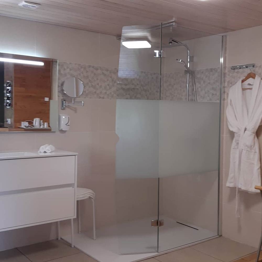 salle d'eau ouverte chambre Paul Rebeyrolle - rénovation juin 2021 Le Ranch des Lacs