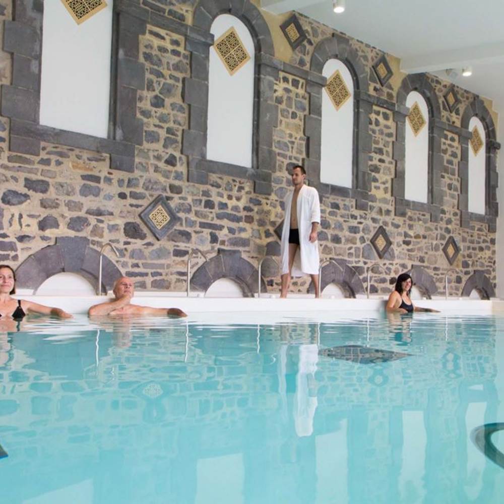 Intérieur des Thermes du Mont-Dore – Détente, soins naturels et architecture remarquable.-gallery