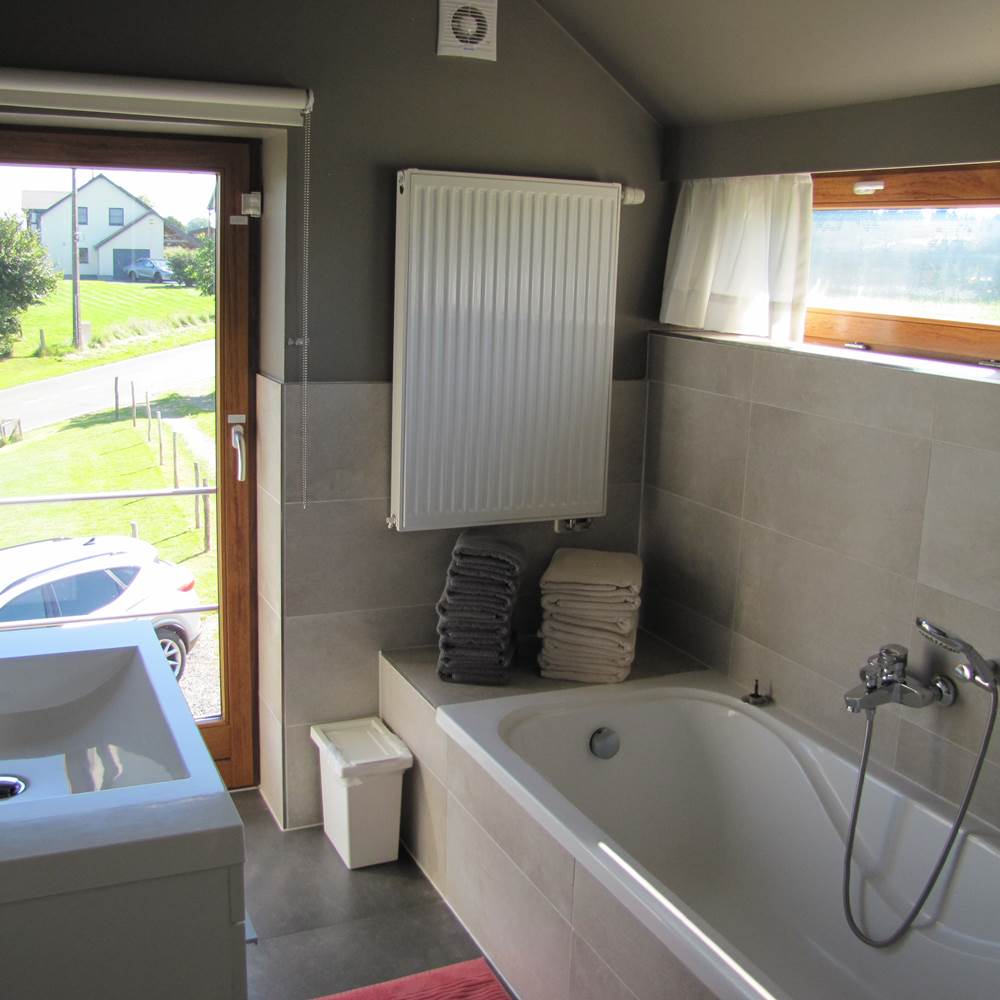 Salle de bain avec baignoire et lavabo-presta