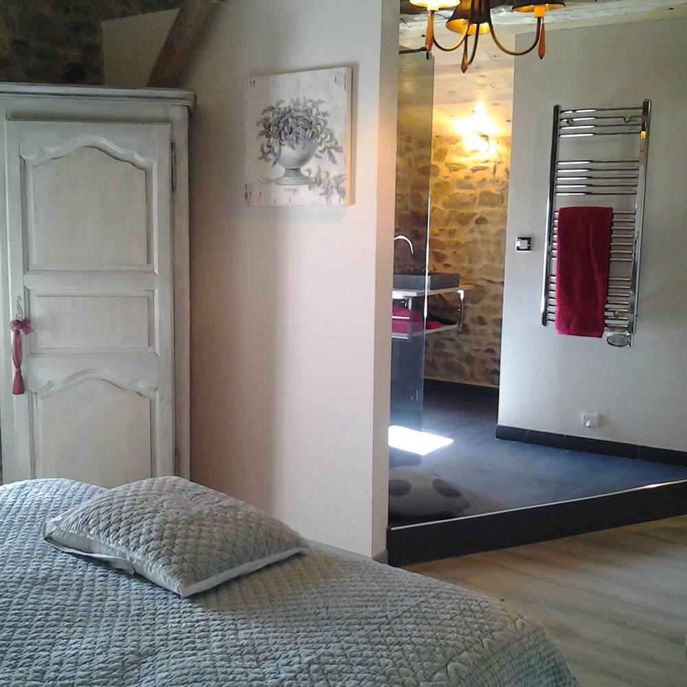 Salle de bains vue depuis la chambre-galerie