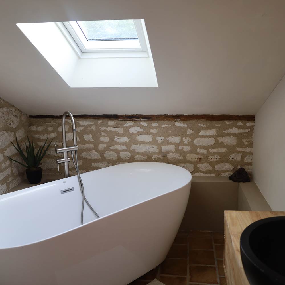 Baignoire ilot dans la salle de bain de l'espace dortoir-presta