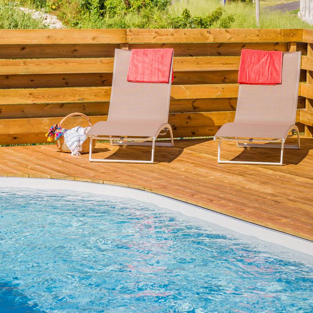7  transats autour de la piscine