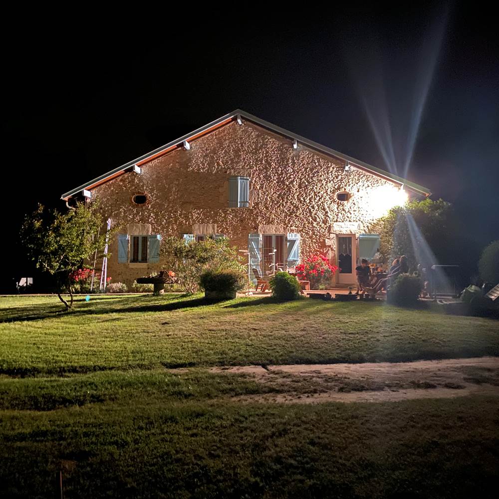 Cette authentique ferme du XIX ème restaurée avec vue sur les Pyrénées, vous accueille à 10 min de Dax pour un séjour au calme tout en étant près de tout !!!-presta
