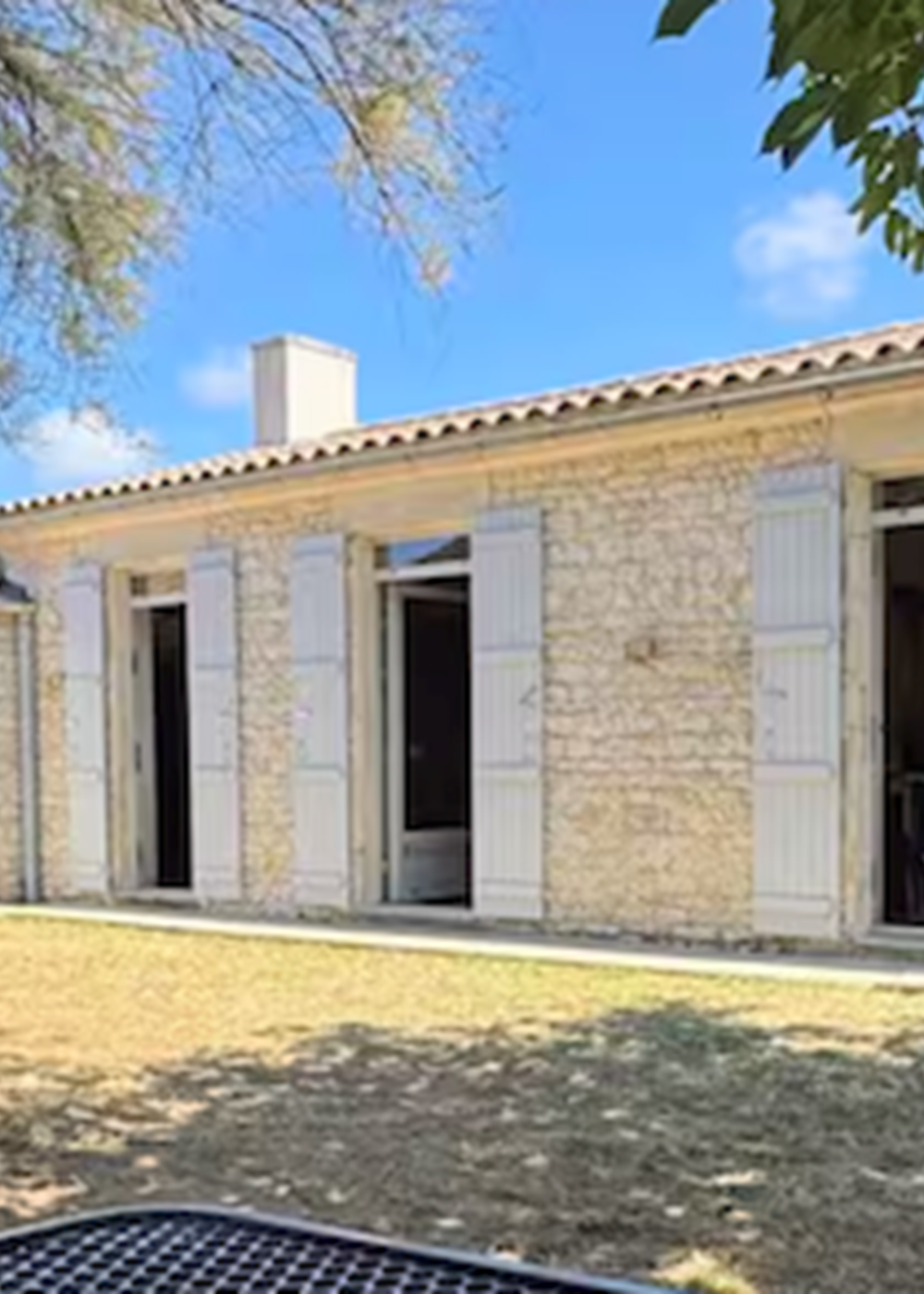 Jardin avant avec mobilier de jardin, parking à vélos et accès rue-galerie